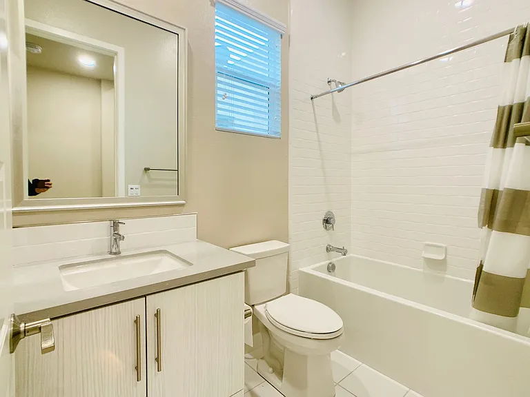 810 Beacon — Photo 4