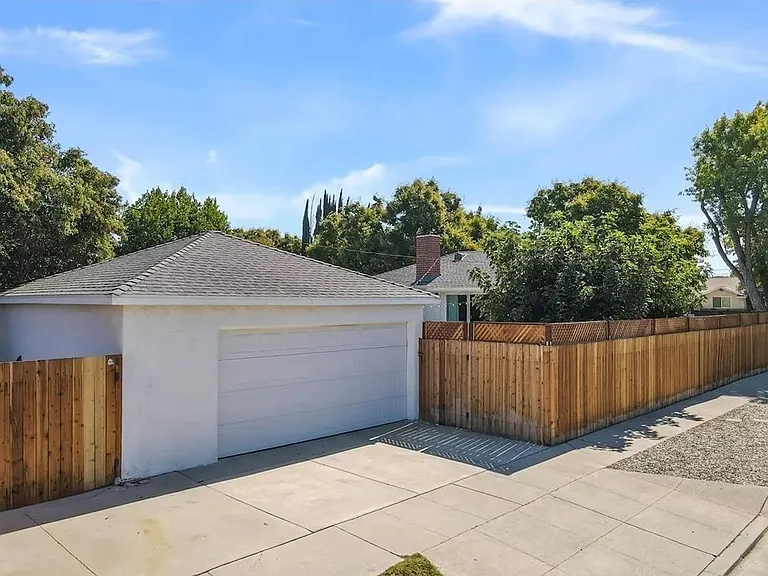 23055 Gilmore St — Photo 28