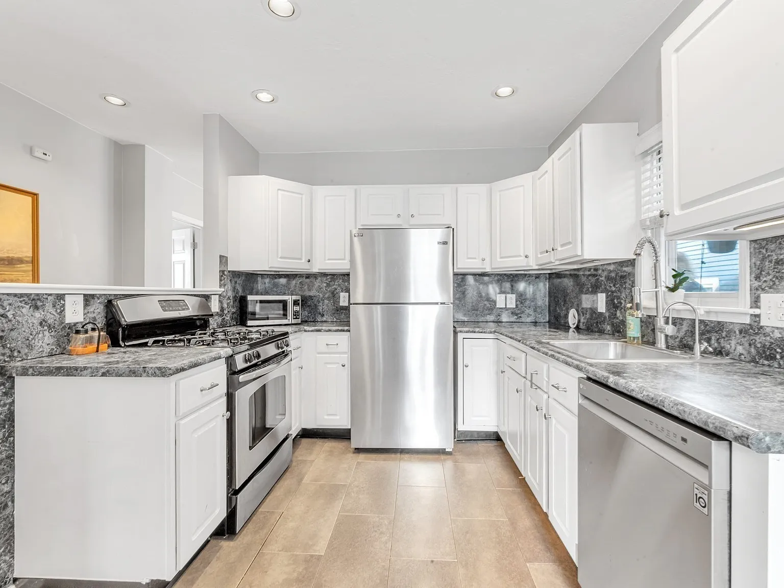 3 bed, 1.0 bath, 841 sqft, $3,200 — Photo 3