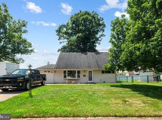 29 Cliff Rd, Levittown, PA 19057