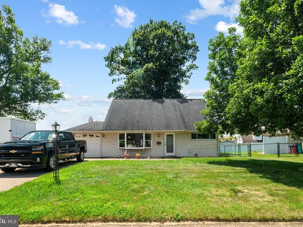 29 Cliff Rd, Levittown, PA 19057