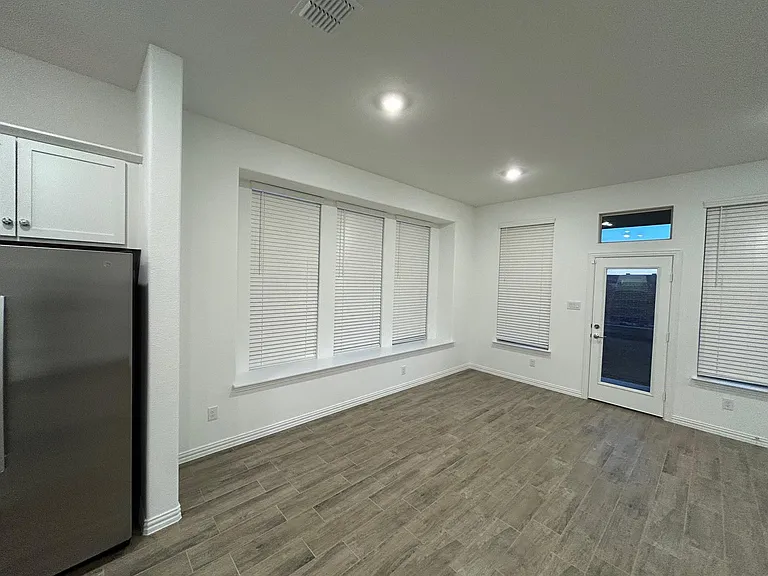 2513 Birchcrest Dr — Photo 9