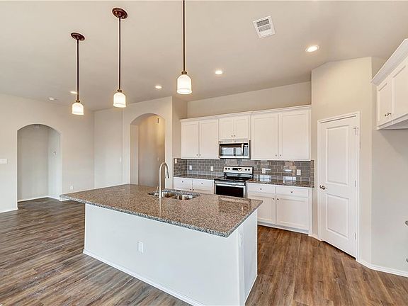 4th image of 3908 Kensington Dr