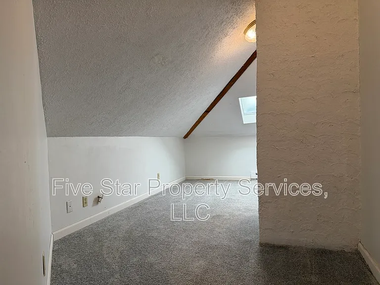 229 W Allen St — Photo 12