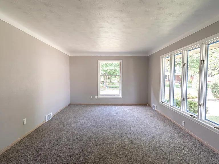 2241 Oxford St N #1 — Photo 4