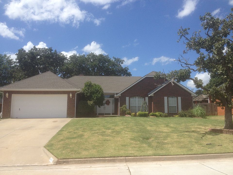 1st image of 302 Club House Dr