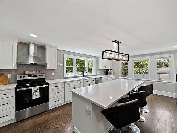 3rd image of 139 Washington St