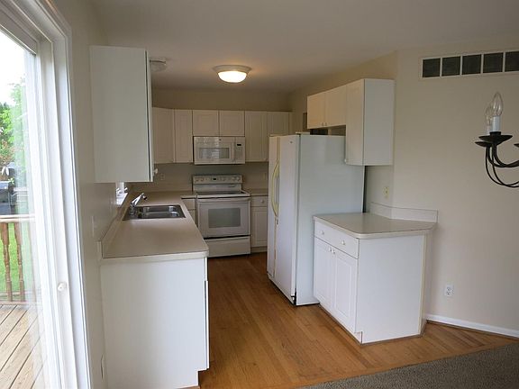 5th image of 410 Cambridge Dr