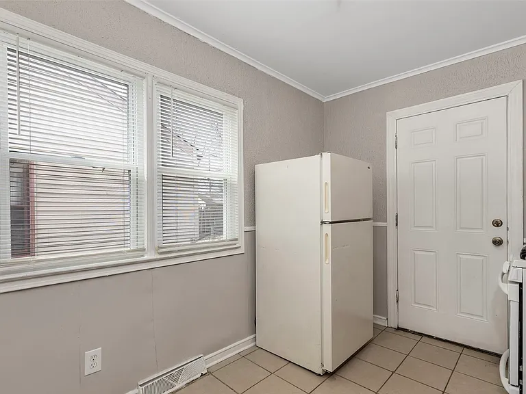 8477 Prospect Ave — Photo 9
