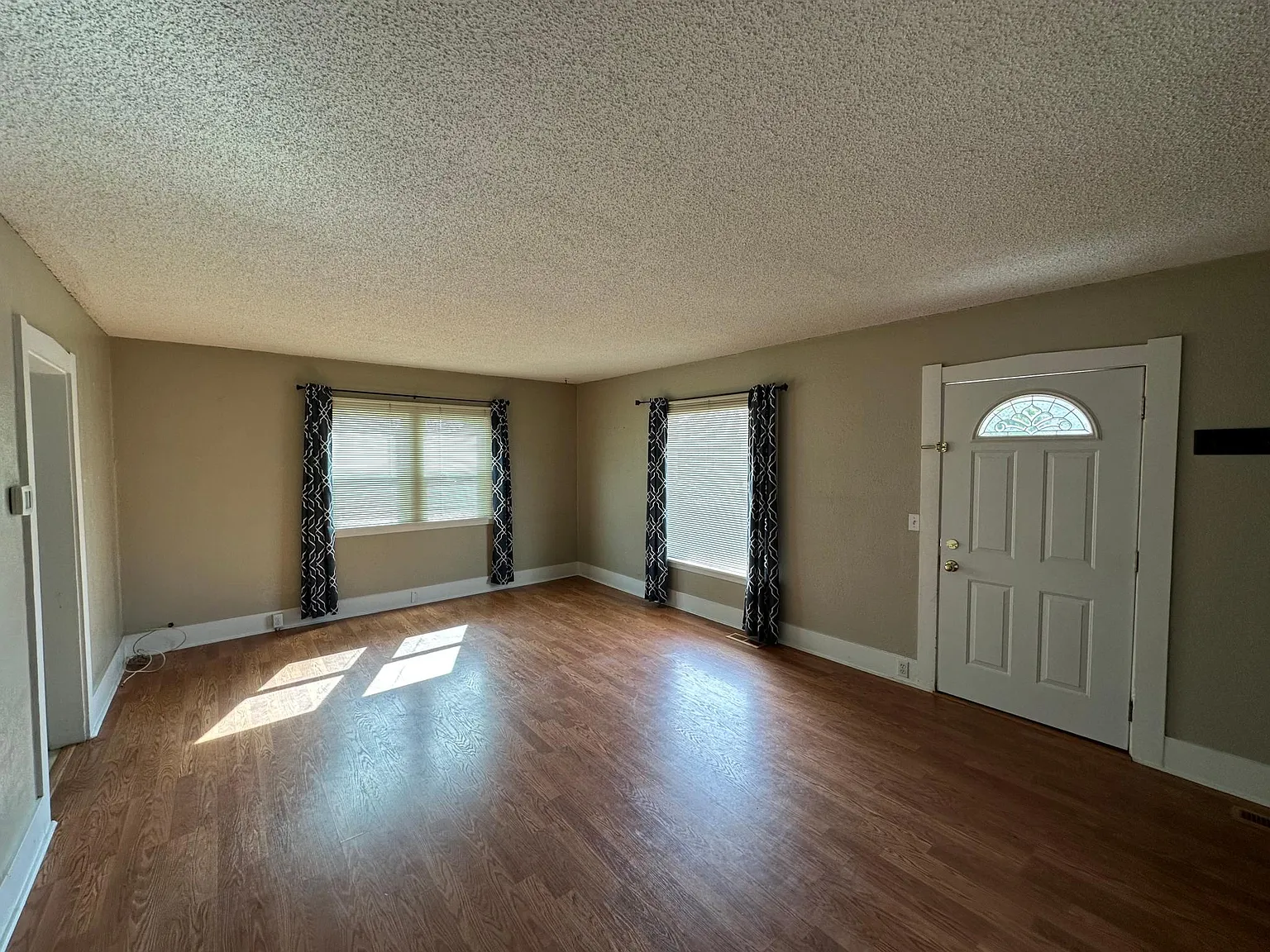 3 bed, 1400 sqft, $2,200 — Photo 2