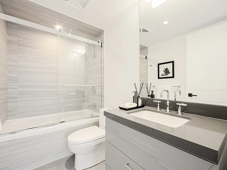 215 Lonsdale Rd — Photo 28
