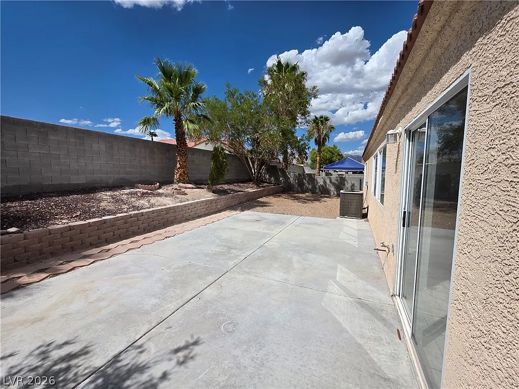 3 bed, 2.0 bath, 1501 sqft, $1,900 — Photo 4