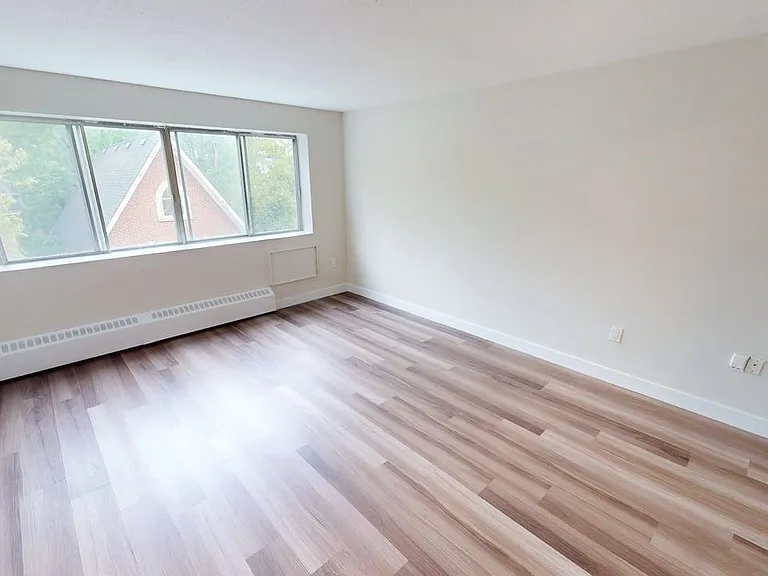 255 Stewart St — Photo 10