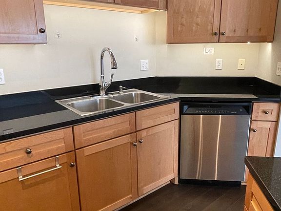 4th image of 500 Grant St E #1304