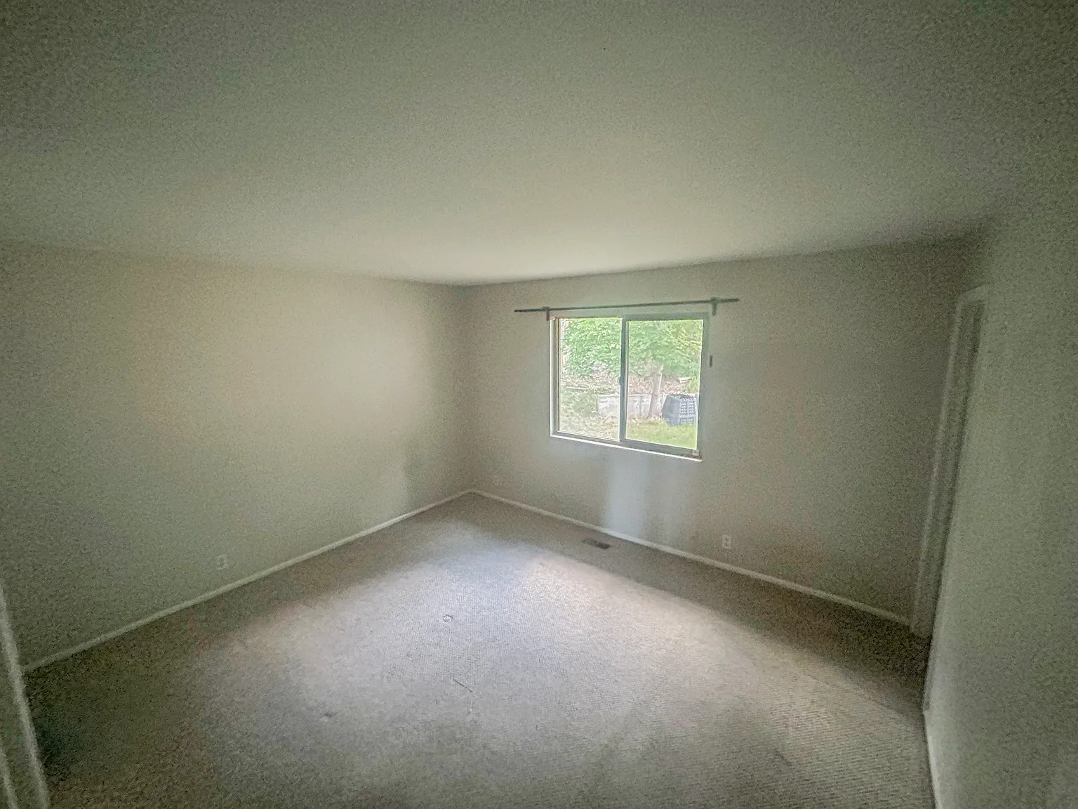 3 bed, 2700 sqft, $1,200 — Photo 3