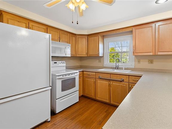 5th image of 44 Whipple Ct