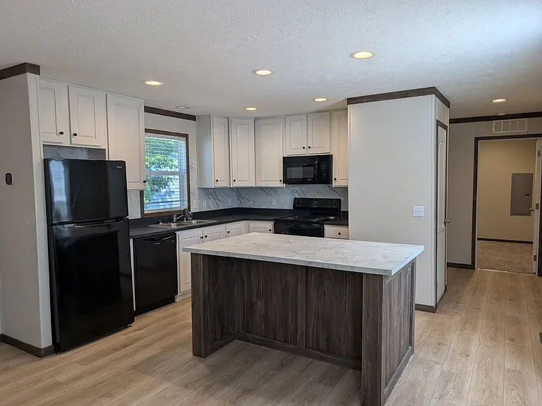 Avon Lakes Estates — Photo 7