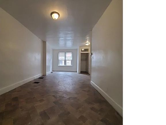 2nd image of 2440 W Oakdale St