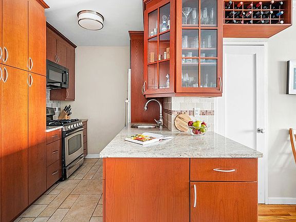 4th image of 235 W 70th St #3FG