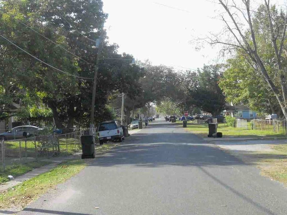 Exterior Neighborhood (street photo)