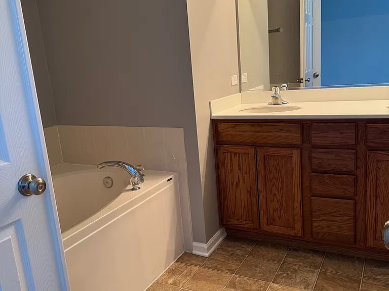 1603 Edinburgh Dr — Photo 5