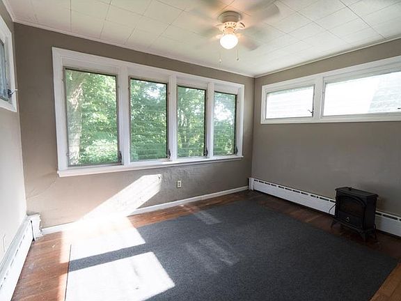 4th image of 401 Oakwood St