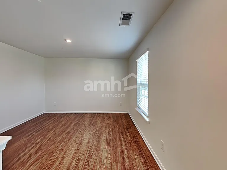 548 Larragan Dr — Photo 11