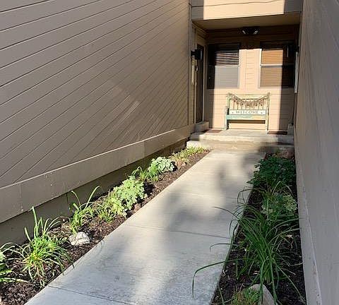 Private entry with garden