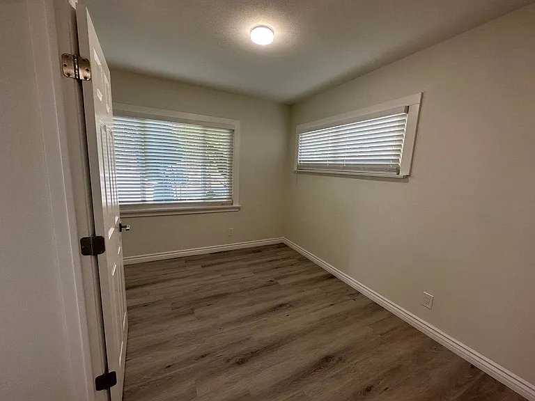 240 W Collins — Photo 7