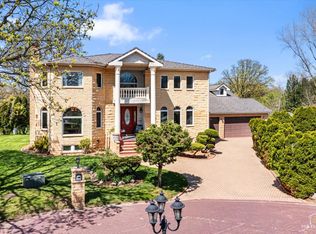 822 Coventry Ln, Oak Brook, IL 60523