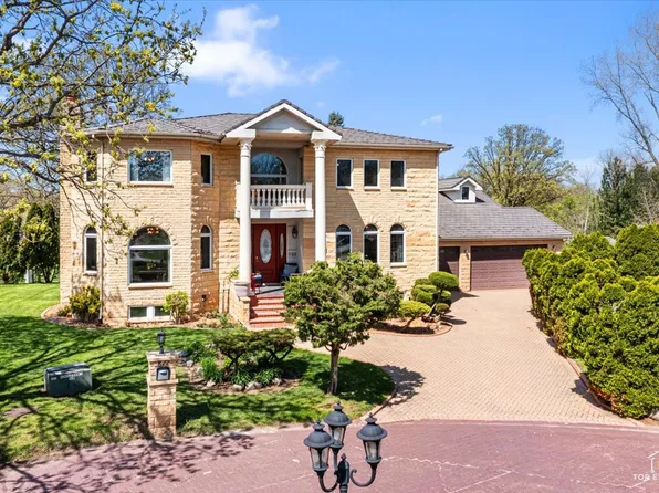 822 Coventry Ln, Oak Brook, IL 60523