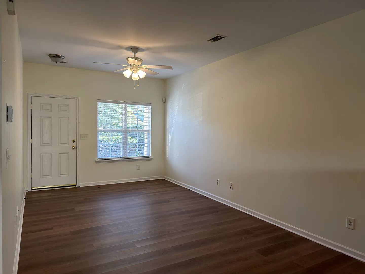 Two bedroom townhome with one car garage — Photo 2