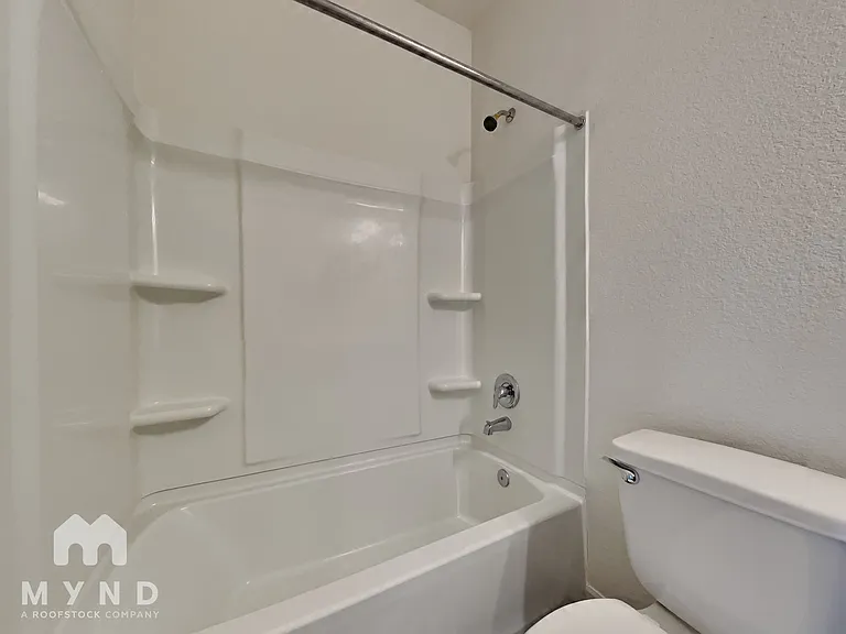 1056 Banyon Tree Ln — Photo 13