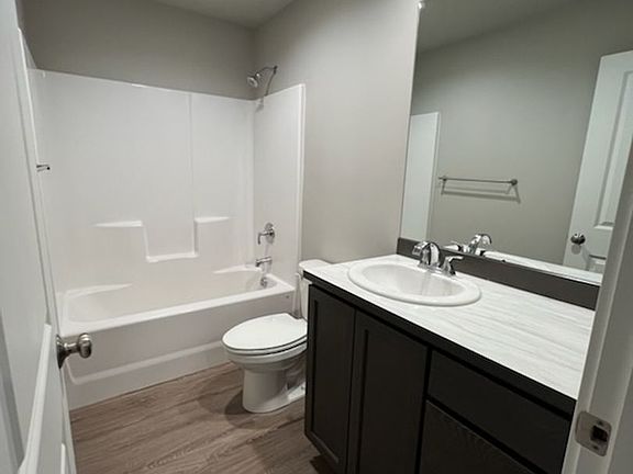4th image of 1086 S New Oak Ln