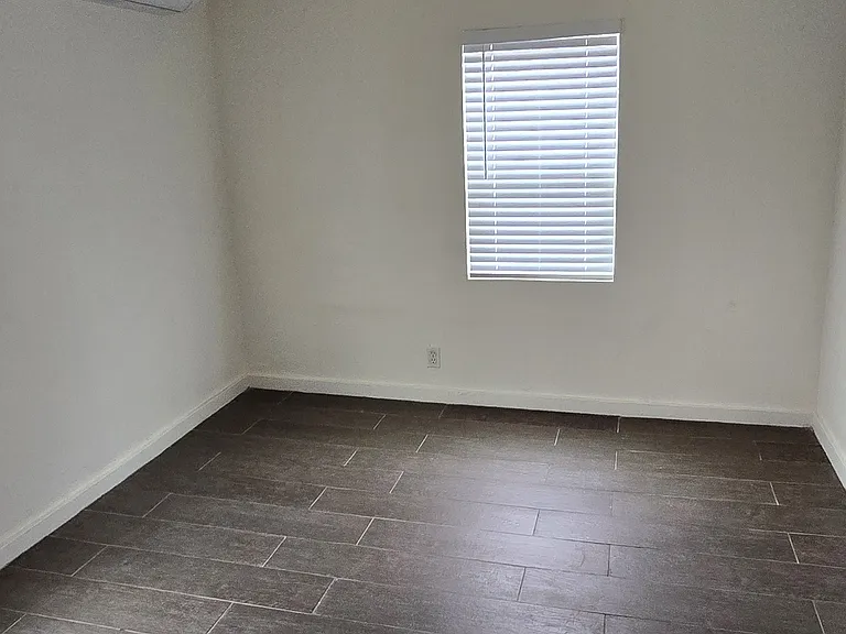 940 S Stone Ave — Photo 8