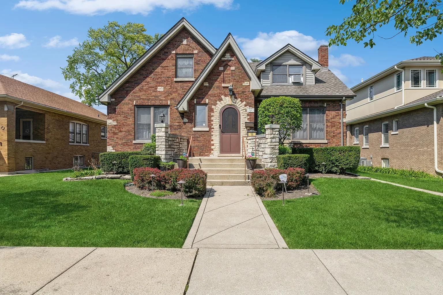 16 Albion Ave photo 1