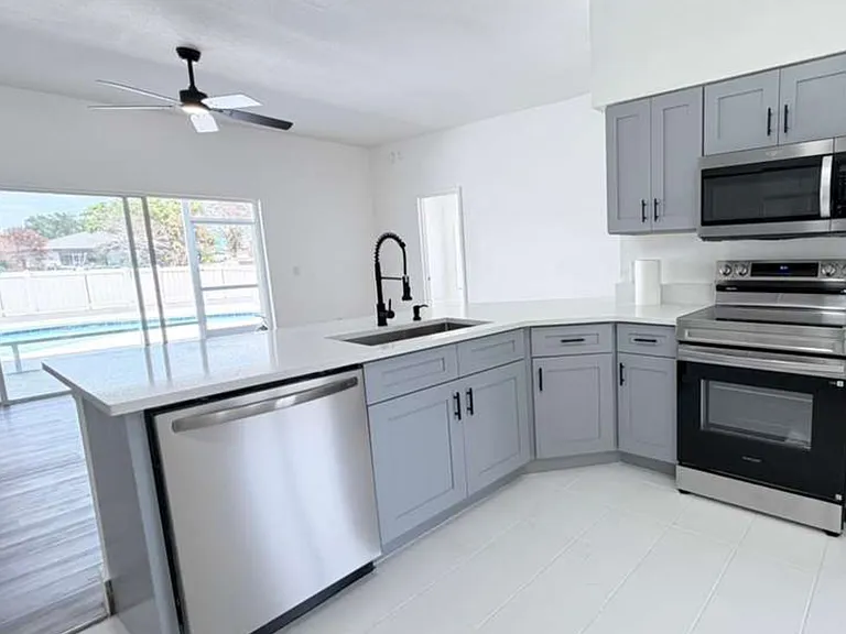 906 Berwick Dr — Photo 15