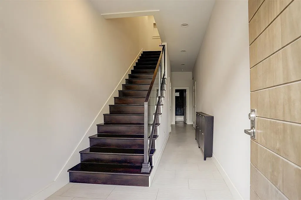 3 bed, 3.5 bath, 2416 sqft, $2,975 — Photo 4