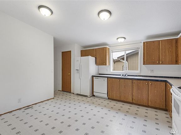 5th image of 548 Arnold Ave E
