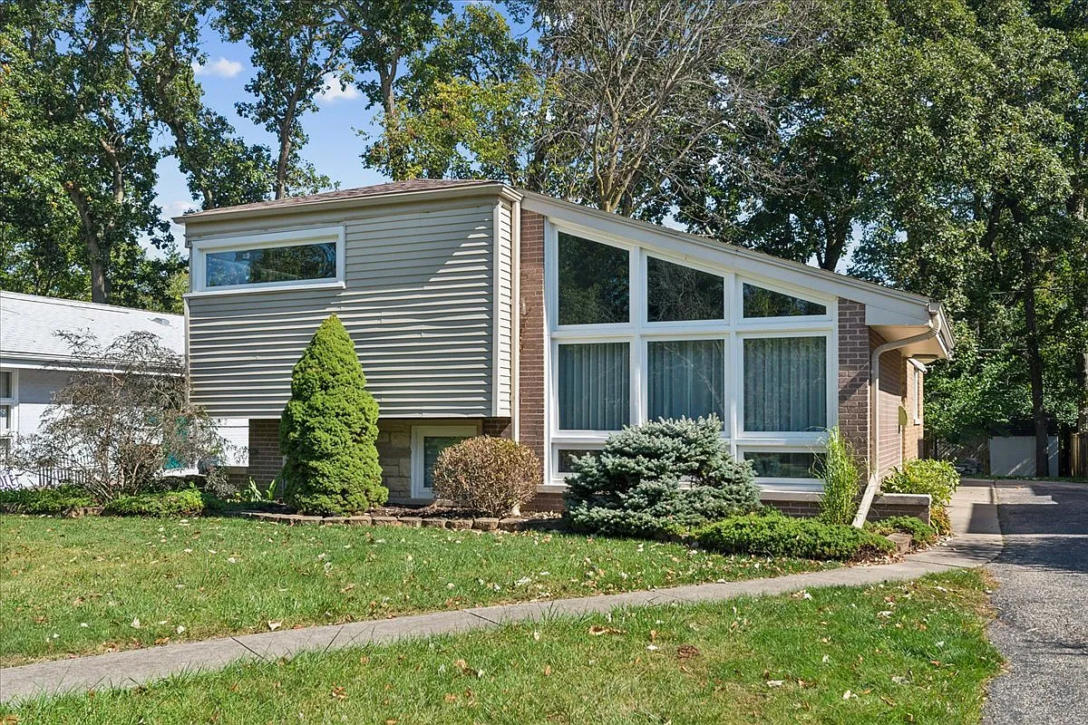 1237 Eastwood Ave photo 1