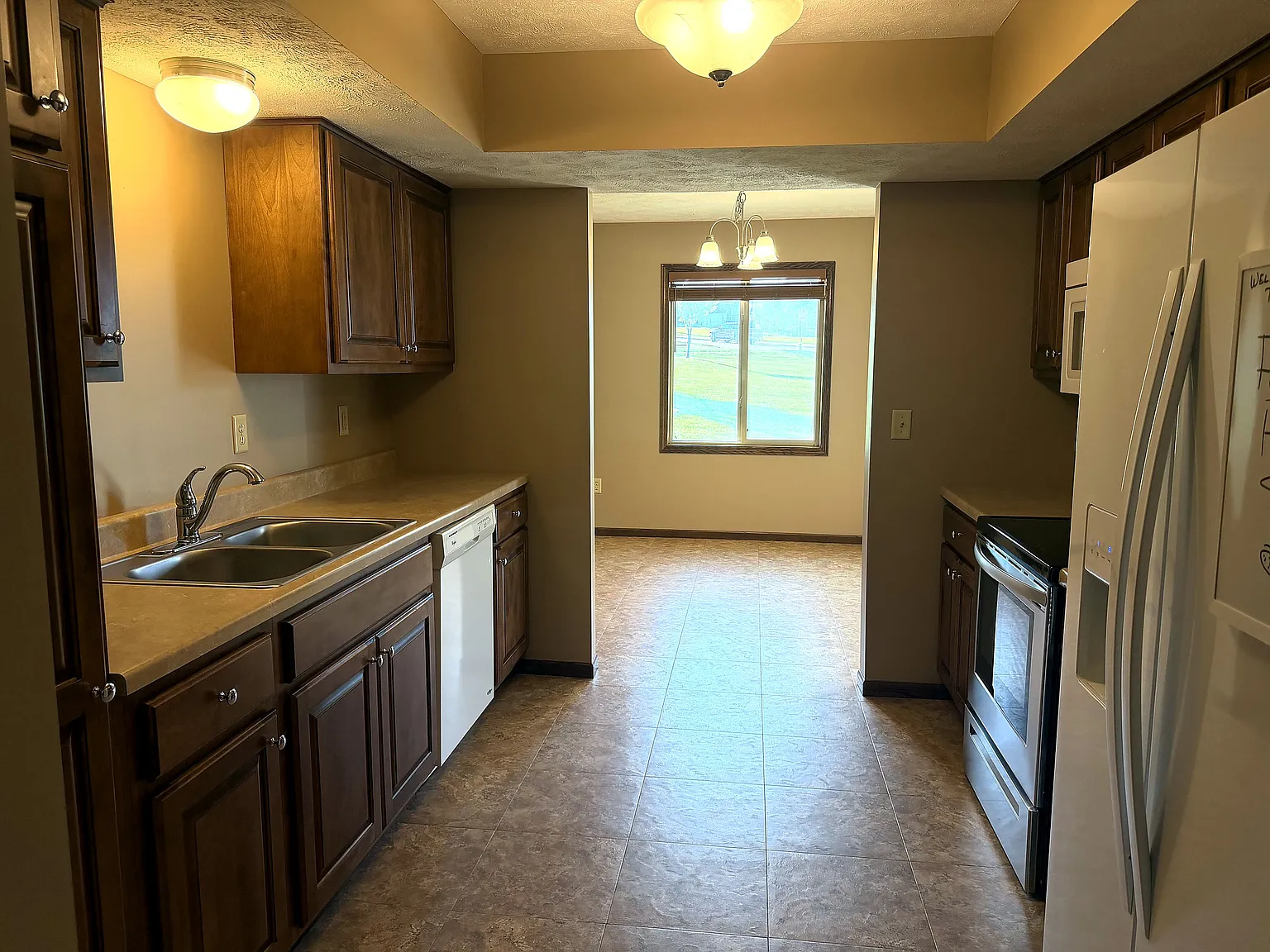 3 bed, 3.5 bath, 2100 sqft, $2,000 — Photo 3