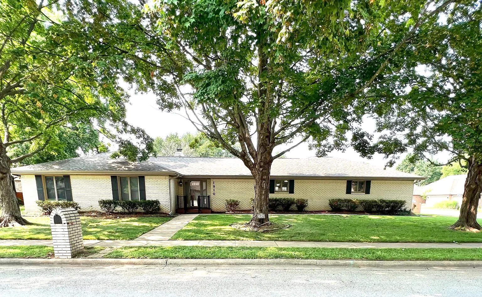 1910 E Holiday St — Photo 1
