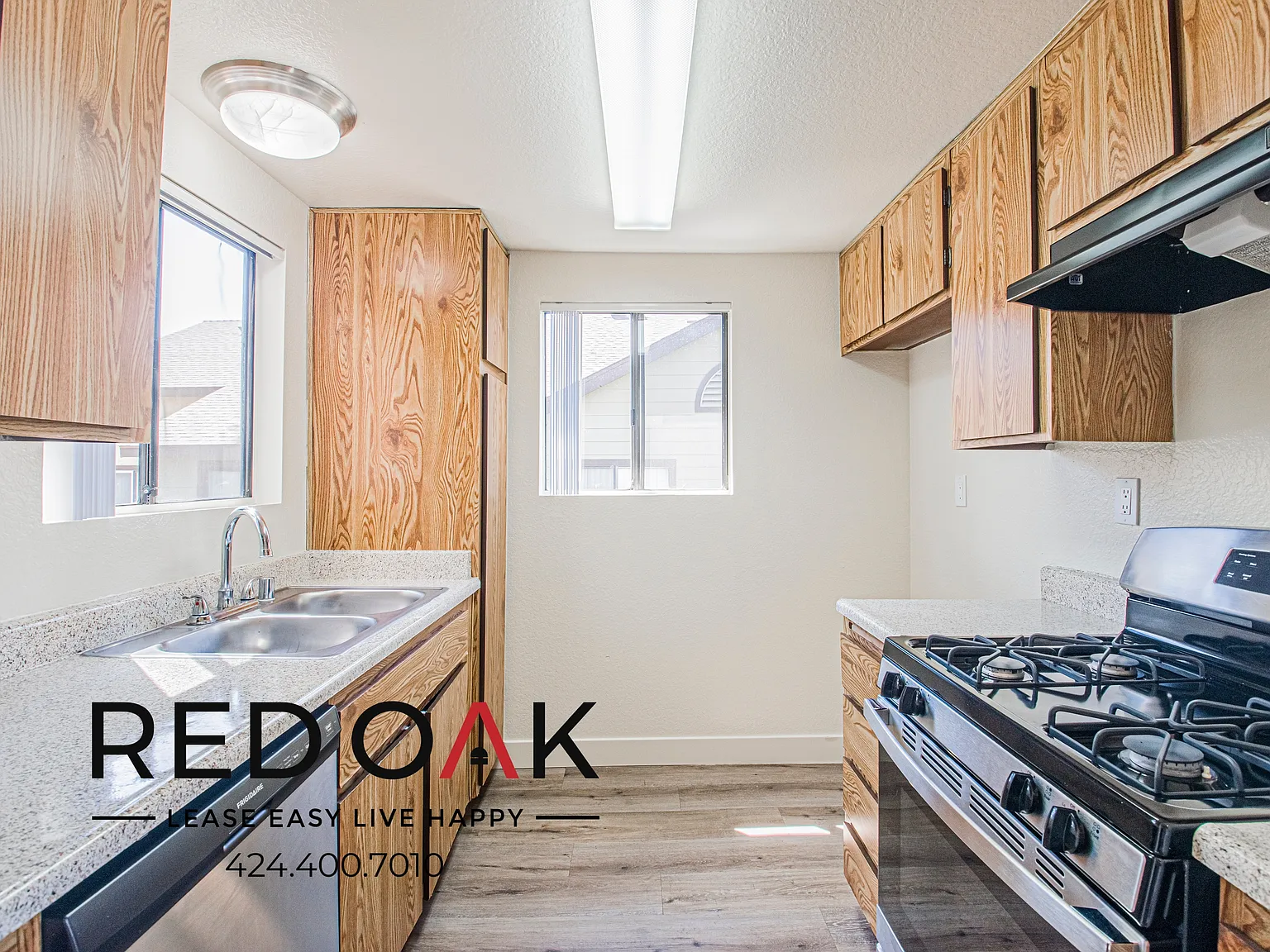 Incredible One Bedroom with Vaulted Ceilings, Fireplace, Private Balcony, Pool, and Included Park... — Photo 3