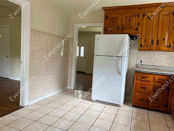 3rd image of 838 Greystone Ave