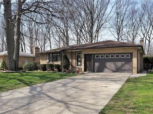 883 E Parkleigh Dr, Seven Hills, OH