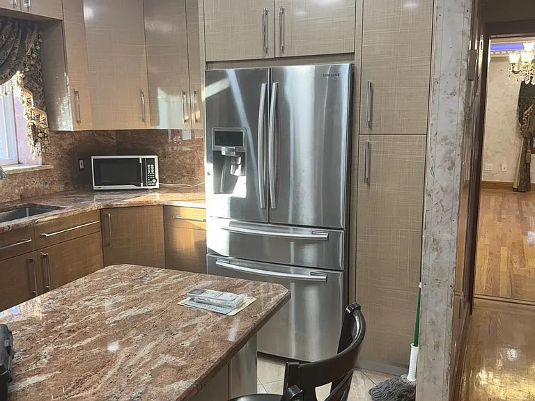 138-54 Hoover Ave #3R — Photo 8