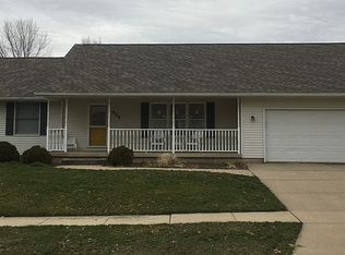 928 Pleasant Hill Dr, De Witt, IA 52742