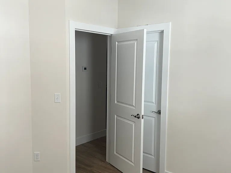 409 Court Yard Ln — Photo 16