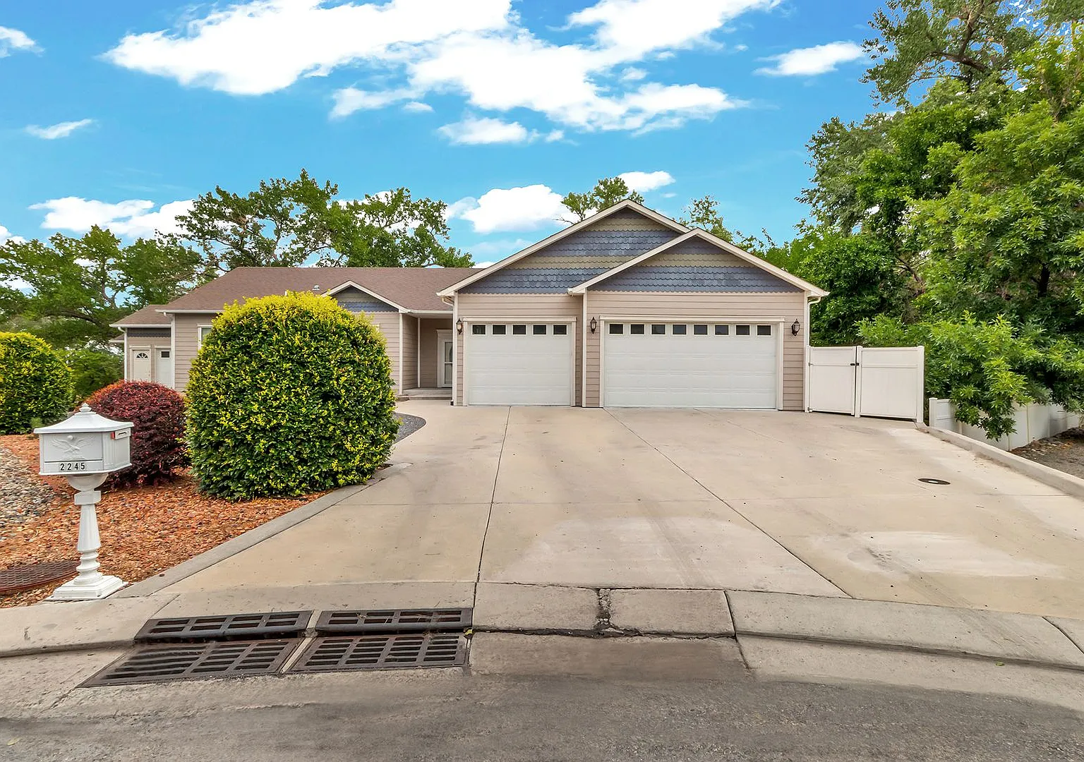Beautiful & Spacious 4Bd 3.5Bath Home w/An Occupied Mother in Law Suite on Lower Level — Photo 2