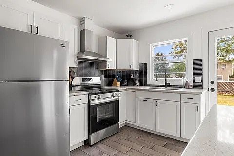 1st image of 18 W Parkview Dr #1